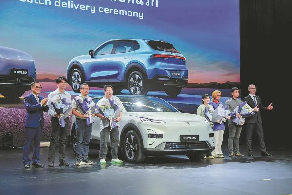 Electric vehicles in Bangkok symbolizing Thailand’s shift from diesel to clean energy.