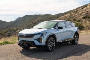 A graph showing the 41% drop in US EV registrations compared to the rise in hybrid market share.