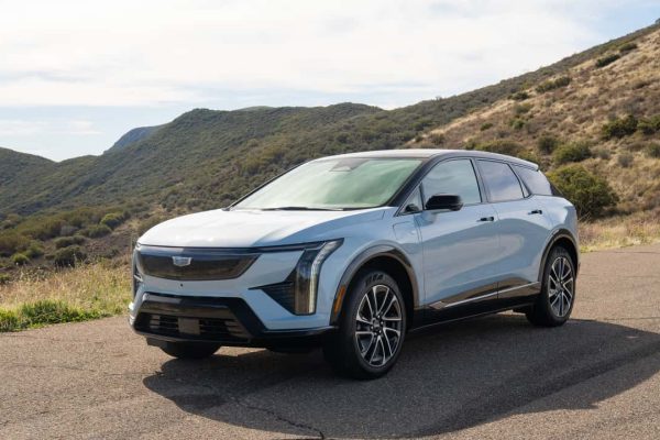 A graph showing the 41% drop in US EV registrations compared to the rise in hybrid market share.