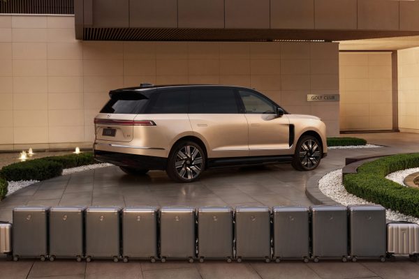 Nio expands its supply deal with onsemi for 900V Silicon Carbide (SiC) technology. Discover how EliteSiC chips are enabling 10-minute charging for Nio EVs.