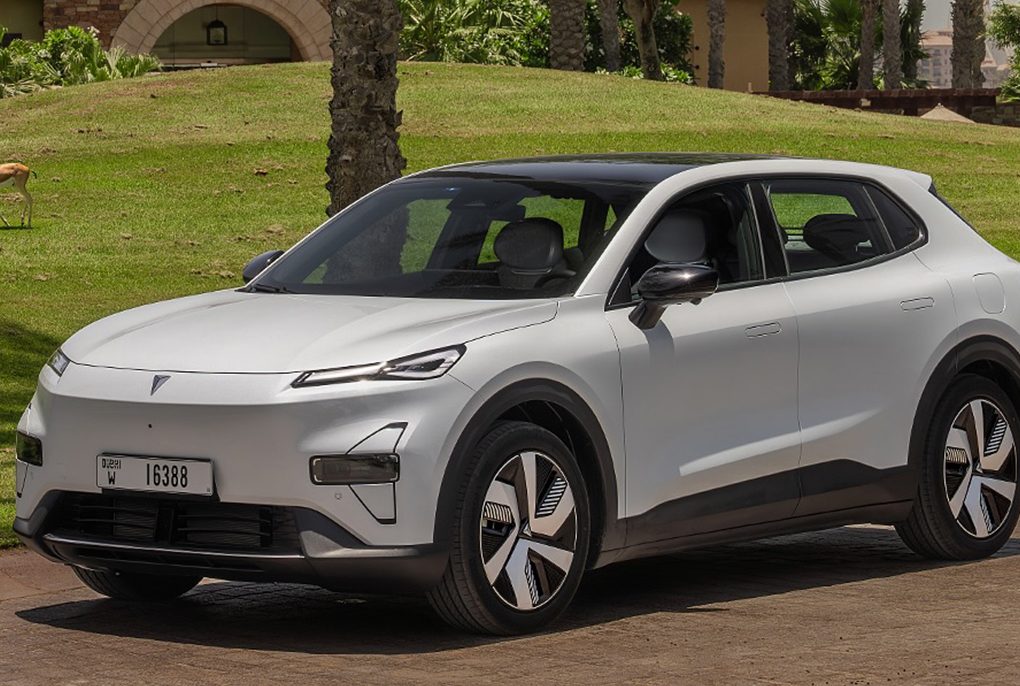 The side-profile view of the futuristic Deepal S05 Plus electric SUV highlighting its frameless doors and alloy wheels.