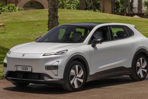 The side-profile view of the futuristic Deepal S05 Plus electric SUV highlighting its frameless doors and alloy wheels.