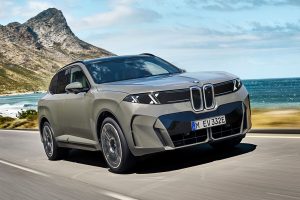 Front view of the fifth-generation white BMW X5 highlighting the prominent Neue Klasse illuminated kidney grille and double-X LED headlight signatures.